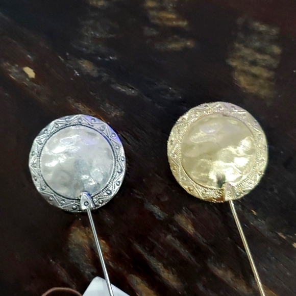 BUNDLE LOT SET TWO PINS... SILVER LARA PIN GOLD DORA PIN - Picture 5 of 7